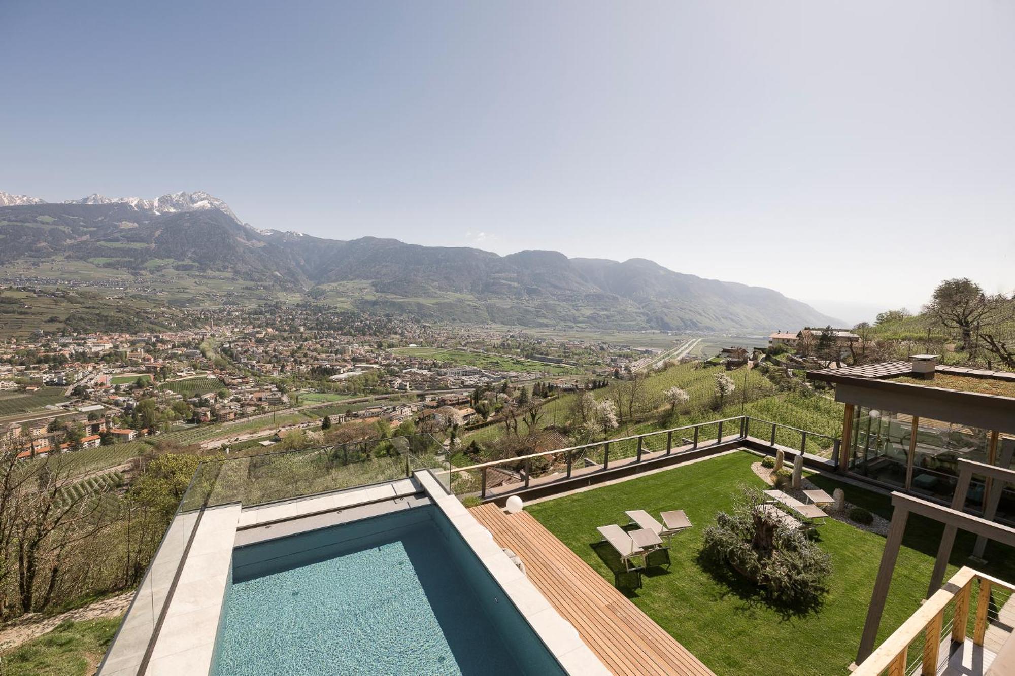 Aqualis Aparthotel 4*